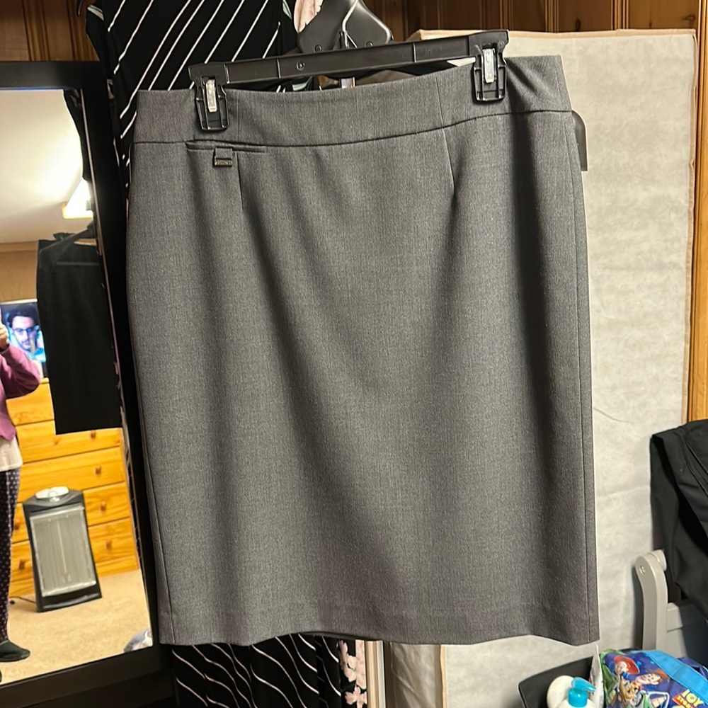 Women’s Calvin Klein pencil skirt. Gray color. Size 10.
